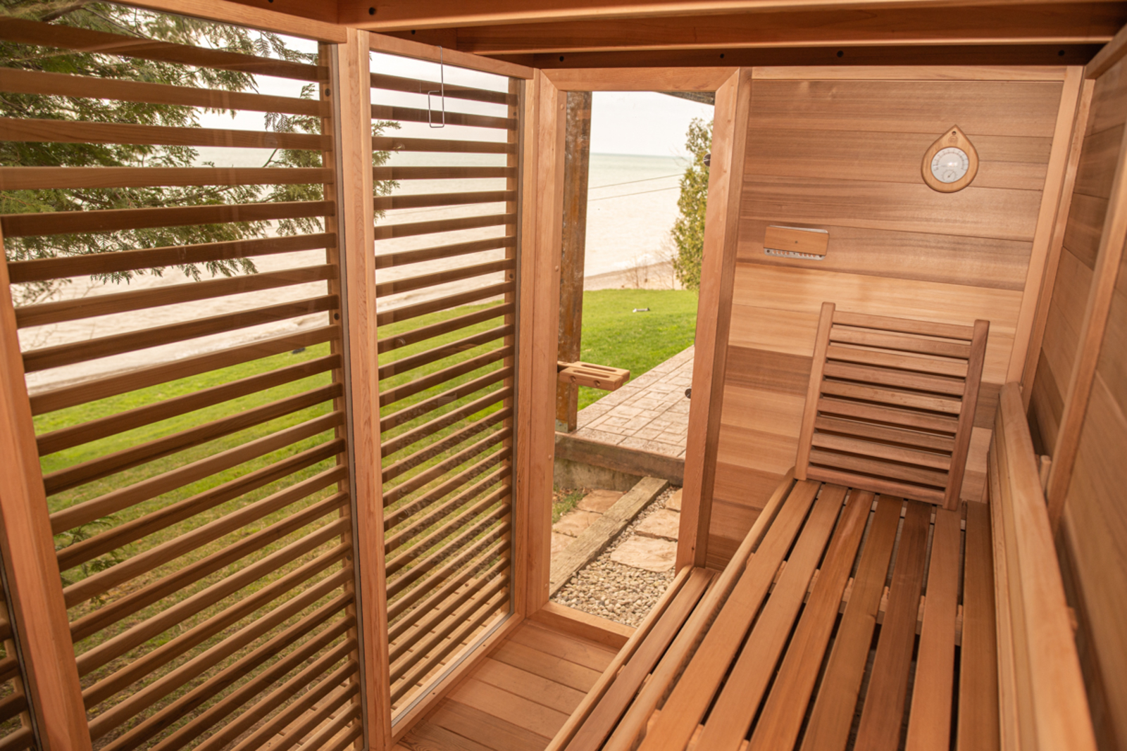 groot_2952_buiten_sauna_ticra_outdoor_pure_cube_red_cedar_semi_privacy Buitensauna Panoramaglas 254 x 173 cm Canadees red ceder. - Afbeelding 4