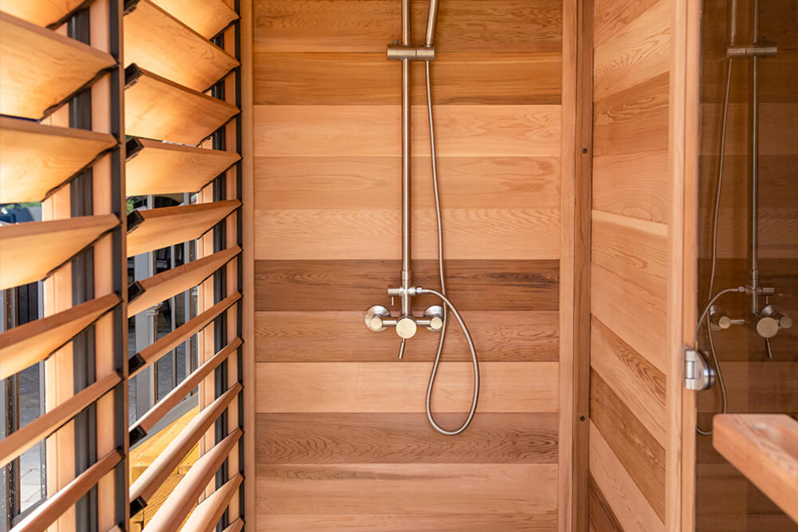 groot_4070_Ticra_outdoor_pure_cube_outdoor_sauna_shower Buitensauna Panoramaglas 254 x 173 cm Incl. Douchecabine - Afbeelding 3