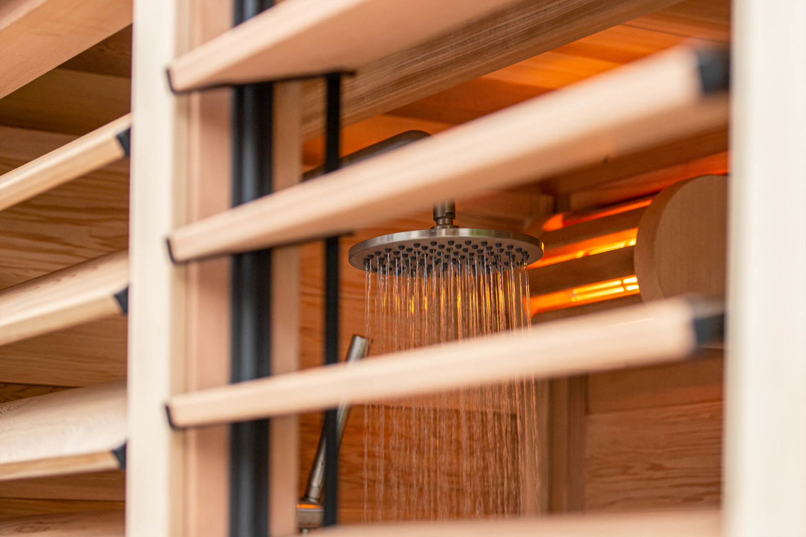 groot_4074_Ticra_outdoor_pure_cube_red_cedar_outdoor_sauna_and_shower_douche Buitensauna Panoramaglas 254 x 173 cm Incl. Douchecabine - Afbeelding 5