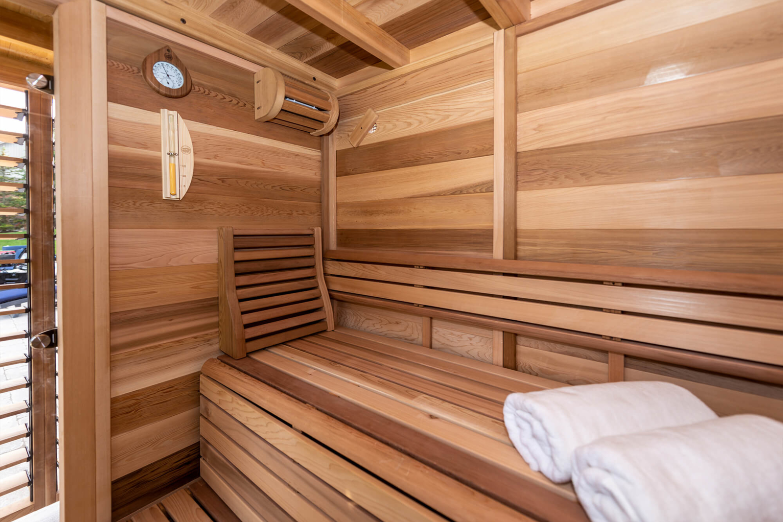 groot_4075_Ticra_outdoor_pure_cube_outdoor_sauna_two_tier_benches Buitensauna Panoramaglas 254 x 173 cm Incl. Douchecabine - Afbeelding 6