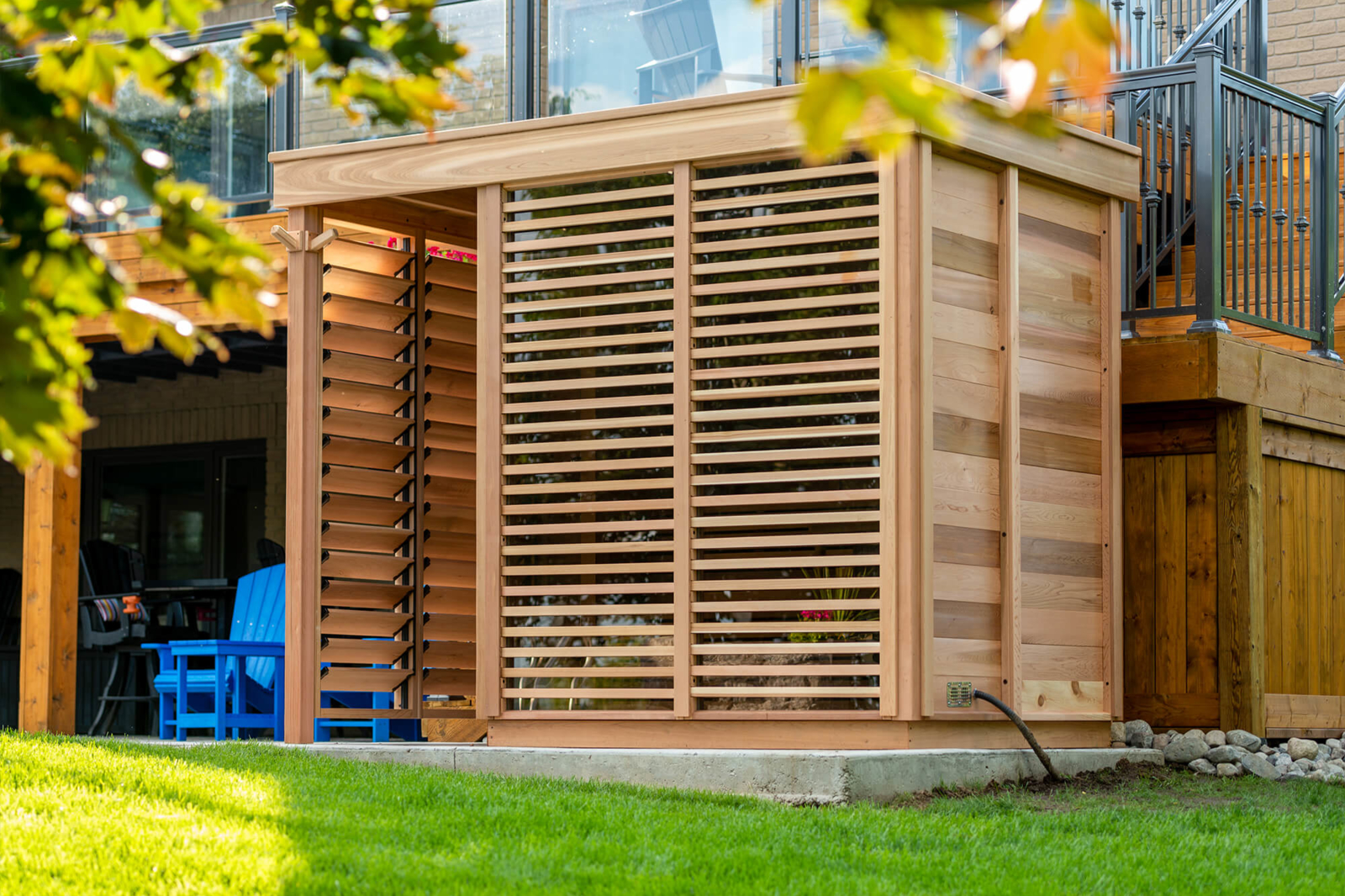 groot_4077_Ticra_outdoor_pure_cube_outdoor_sauna_canadian_red_cedar_saunas Buitensauna Panoramaglas 254 x 173 cm Incl. Douchecabine - Afbeelding 8