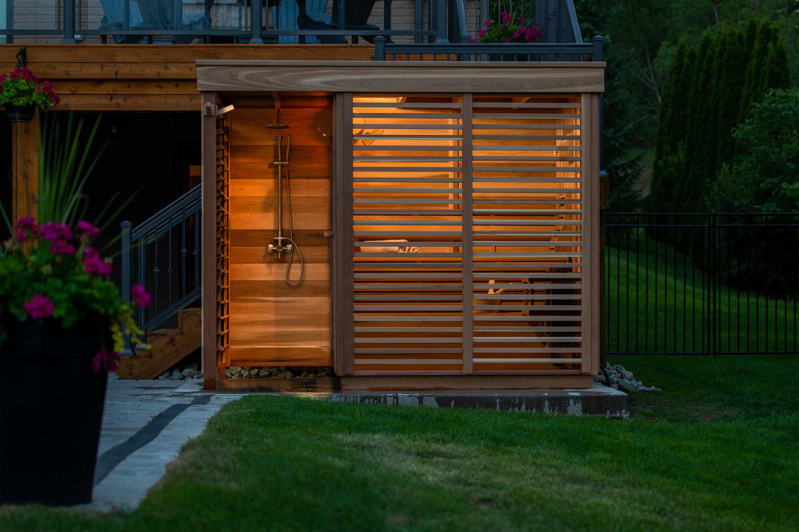 groot_4078_Ticra_outdoor_pure_cube_red_cedar_outdoor_sauna_canadian_saunas Buitensauna Panoramaglas 254 x 173 cm Incl. Douchecabine - Afbeelding 9
