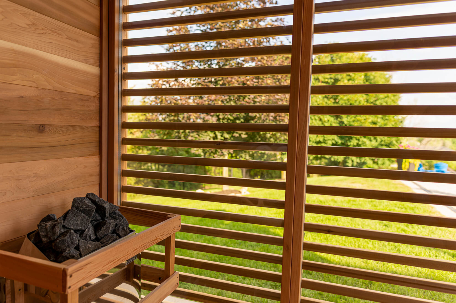groot_4079_Ticra_outdoor_pure_cube_outdoor_sauna_privacy_panels Buitensauna Panoramaglas 254 x 173 cm Incl. Douchecabine - Afbeelding 10
