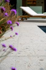 Wit gestippeld Zwembadrandsteen 60x30x2 cm Hongkong nr. 102 - Afbeelding 8