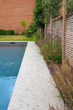 Wit gestippeld Zwembadrandsteen 60x30x2 cm Hongkong nr. 102